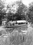 842677 Afbeelding van een rondvaartboot met gids op weg naar de Loosdrechtse Plassen.